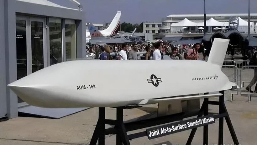 Tên lửa AGM-158 JASSM được trưng bày. Ảnh: Toutiao.