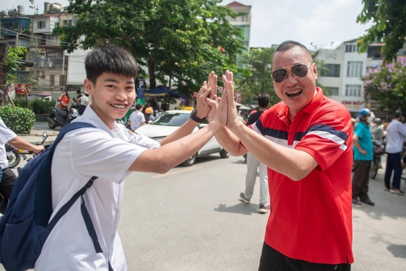 Phụ huynh và học sinh dự thi lớp 10 Hà Nội năm 2025. Ảnh: Dân trí