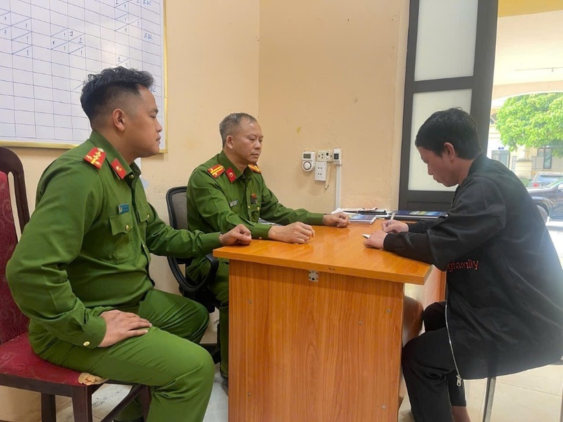 Công an xã trực tiếp làm việc với đối tượng Trịnh Bá Thành. Ảnh: Công an Hà Nội