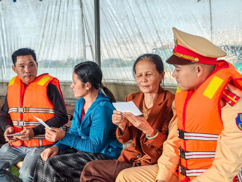 Cầm trên tay tấm thẻ cử tri, nhiều tâm nguyện của người dân gửi gắm trong lá phiếu.