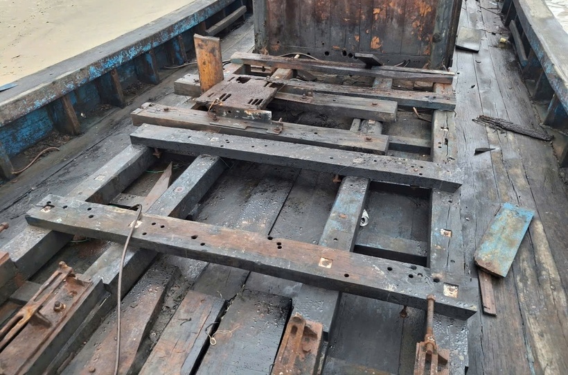 Phần sàn và mũi tàu bị hư hỏng nặng. (Ảnh: Người lao động)