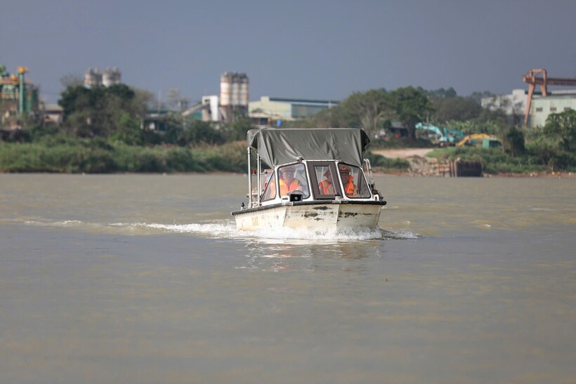 Công tác bảo đảm trật tự, an toàn giao thông đường thủy được Phòng Cảnh sát giao thông (CSGT) Công an TP Hà Nội triển khai đồng bộ trên các tuyến sông trọng điểm.