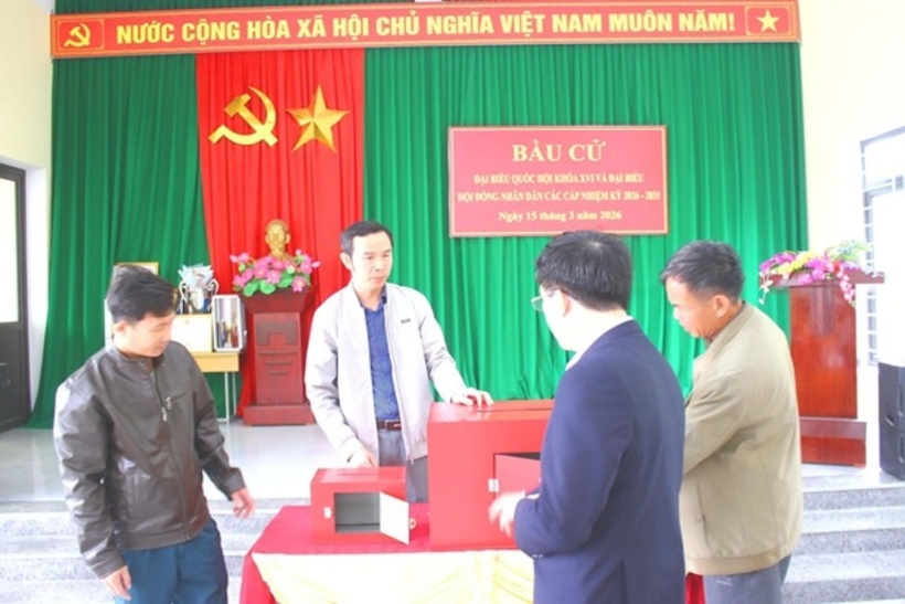 Đồng chí Phạm Văn Nhiệm Bí thư Đảng ủy, Chủ tịch HĐND xã kiểm tra công tác chuẩn bị bầu cử.