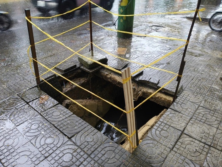 Giăng dây cảnh báo xung quanh khu vực hố sụt trên đường Trưng Nữ Vương. (Ảnh: Tuổi trẻ)