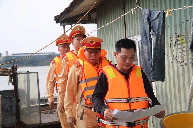 Ông Nguyễn Văn Hùng (áo đen) tiếp cận các hộ dân để phát thẻ cử tri.