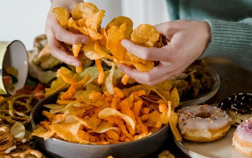 Cậu bé uống nước có gas và trà sữa gần như mỗi ngày, thậm chí tiêu thụ đồ ăn vặt thay cho cơm. Ảnh minh họa.