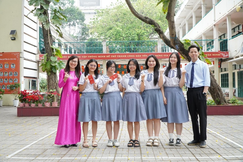 Giáo viên cùng học sinh Trường THPT Hùng Vương tại lễ ra quân đội tuyển thi học sinh giỏi lớp 12 cấp TP. Ảnh: Người Lao Động.