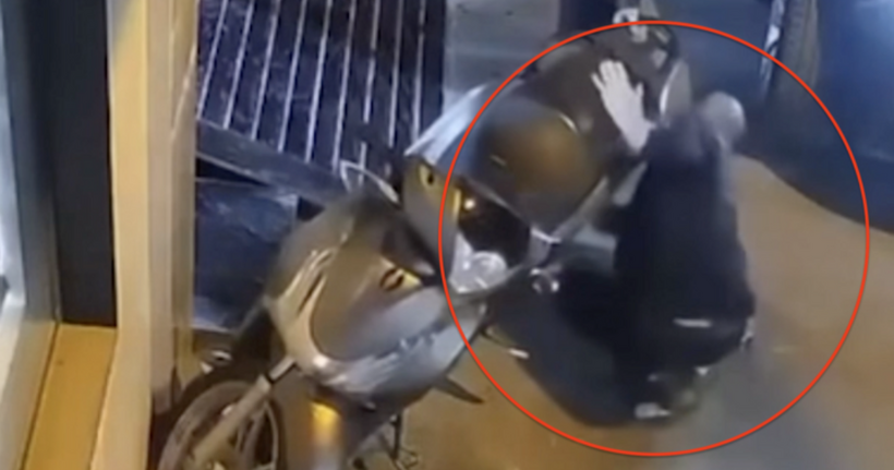 Hình ảnh tài xế ô tô Range Rover có hành vi chọc thủng 2 lốp xe máy Honda SH. (Ảnh cắt clip)