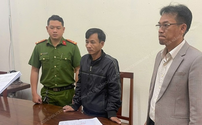 Bị can Nguyễn Văn Hải (áo đen). Ảnh: Công an Đà Nẵng