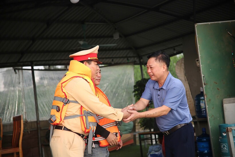 Trung tá Trần Văn Công cùng cán bộ xã đến các hộ gia đình tại xóm chài Văn Đức.