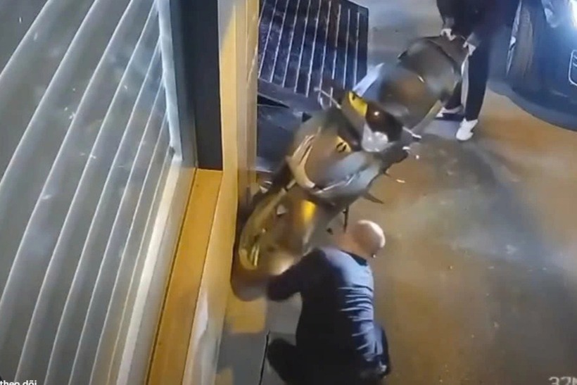 Hình ảnh tài xế ô tô Range Rover có hành vi chọc thủng 2 lốp xe máy Honda SH. (Ảnh: Dân trí)