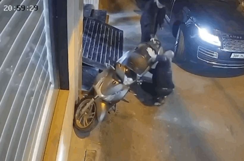 Tài xế Range Rover dùng vật nhọn chọc thủng lốp 2 bánh xe máy. (Ảnh: Dân trí)