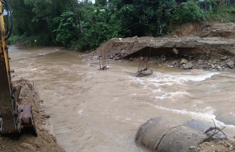 Cầu tạm bắc qua sông Ví bị lũ cuốn trôi. (Ảnh: Thanh niên)