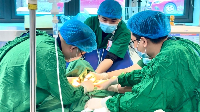 Ê kíp bác sĩ mở khí quản cấp cho bệnh nhân. Ảnh: VietNamNet.