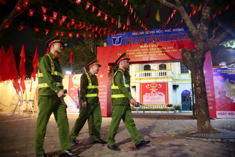 Công an phường Ba Đình tuần tra bảo đảm ANTT tại các điểm bỏ phiếu.