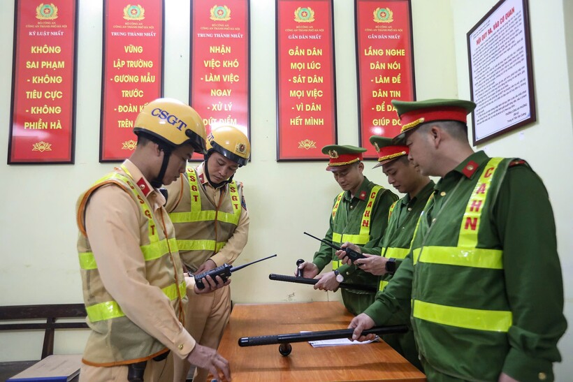 Tổ công tác kiểm tra vũ khí, công cụ hỗ trợ trước giờ làm nhiệm vụ.