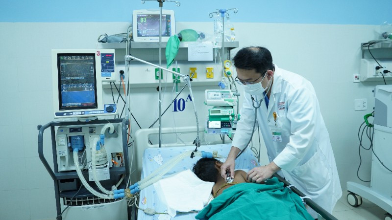 Bác sĩ thăm khám cho các bệnh nhi. Ảnh: Báo Nhân Dân.