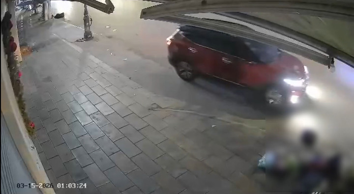 Sau khi tông vào người phụ nữ trên vỉa hè, tài xế lái ô tô lùi lại rồi tăng ga bỏ chạy khỏi hiện trường. Ảnh: VTC News