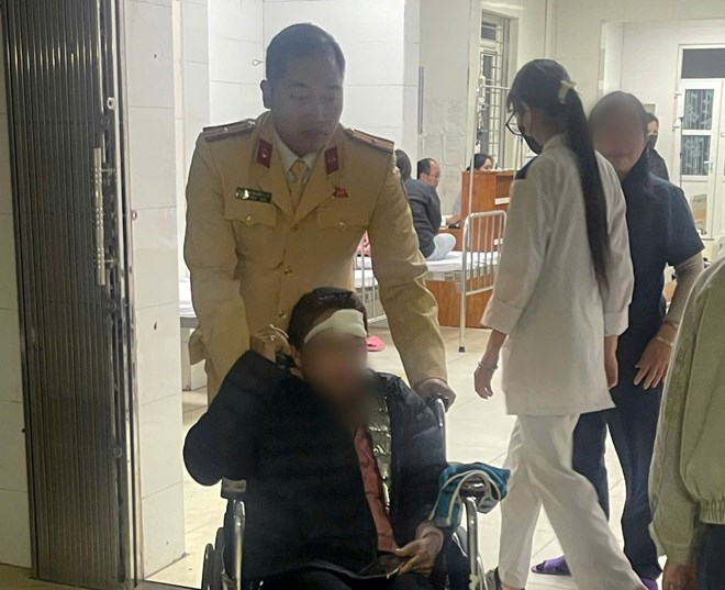 Phòng CSGT cứu giúp nạn nhân gặp nạn trên sông Văn Úc. Ảnh: Cổng thông tin điện tử Công an thành phố Hải Phòng