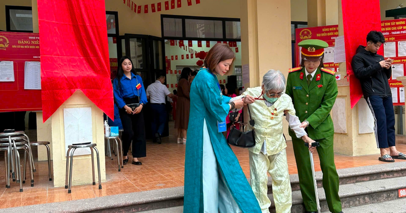 Công an phường Yên Nghĩa, TP Hà Nội hỗ trợ cử tri cao tuổi đi bầu cử.