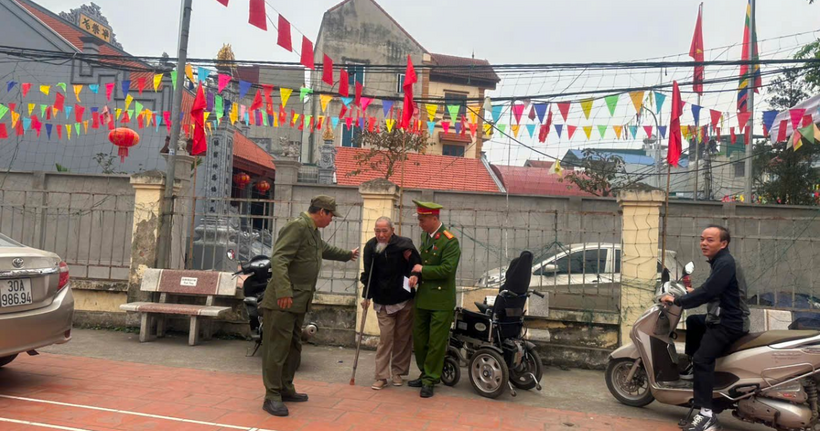 Công an phường Yên Nghĩa, TP Hà Nội hỗ trợ cử tri cao tuổi đi bầu cử.