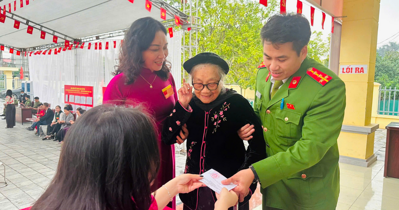 Công an xã Phúc Thịnh, TP Hà Nội hướng dẫn các cư tri cao tuổi thực hiện việc bỏ phiếu.