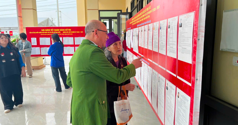 Công an xã Phúc Thịnh, TP Hà Nội hướng dẫn các cư tri cao tuổi thực hiện việc bỏ phiếu.
