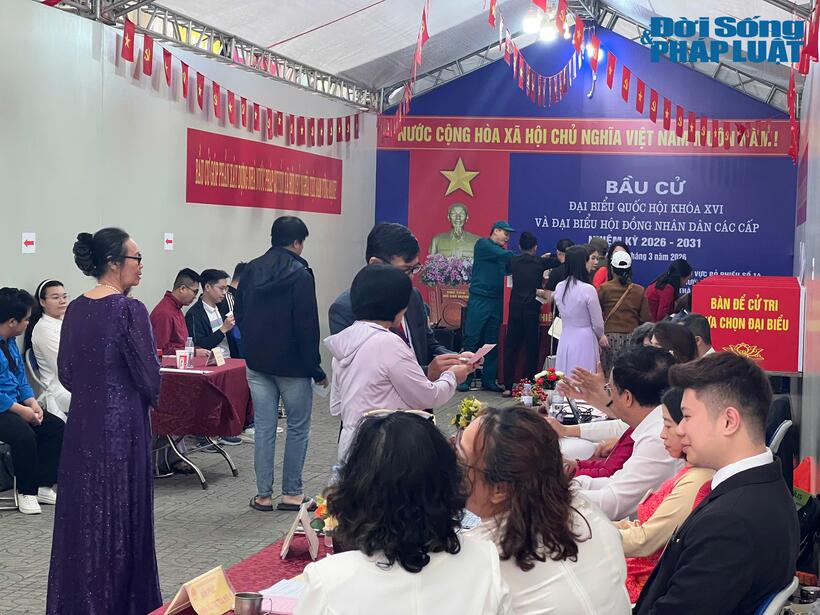 Ngay từ sáng sớm, nhiều cử tri đã có mặt từ sớm để bỏ những lá phiếu tín nhiệm của mình