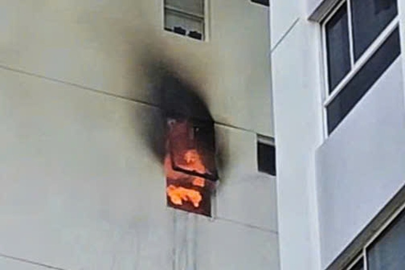 Lửa bốc qua cửa sổ căn hộ tại tầng 7 chung cư ở phường Bình Trưng. (Ảnh: Dân trí)