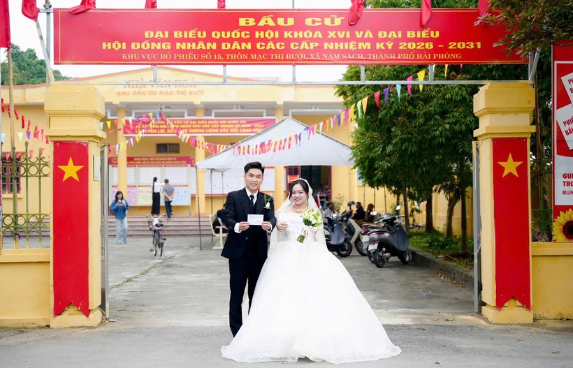 Chú rể Nguyễn Minh Hiếu và cô dâu Dương Hà Phương chụp hình kỷ niệm sau khi bỏ phiếu bầu cử.