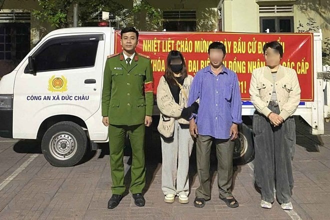 Cô gái Thái Nguyên bị "bắt cóc online" được về với gia đình nhờ Công an xã Đức Châu, tỉnh Nghệ An giải cứu kịp thời. (Ảnh: Lao động)
