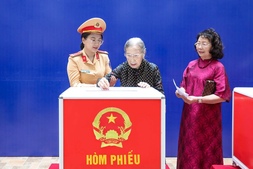 Cử tri 101 tuổi trực tiếp bỏ những lá phiếu bầu đại biểu Quốc hội khóa XVI và đại biểu Hội đồng nhân dân các cấp nhiệm kỳ 2026 - 2031.