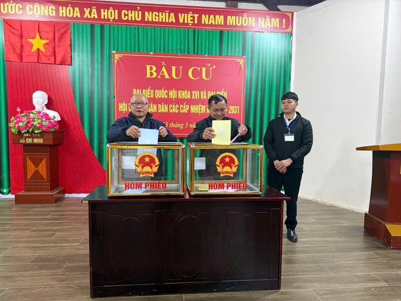 Cử tri làng Nủ đi bỏ phiếu bầu sáng 15/3.