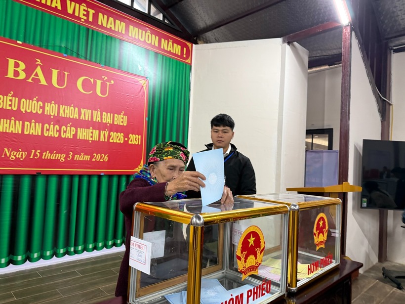 Cử tri làng Nủ đi bỏ phiếu bầu sáng 15/3.