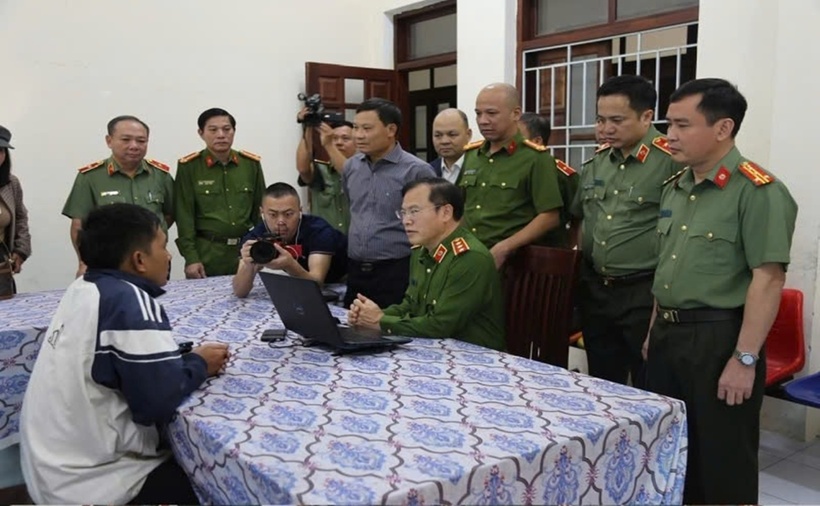 Thứ trưởng Nguyễn Văn Long trực tiếp lấy lời khai các đối tượng. (Ảnh: Bộ Công an)