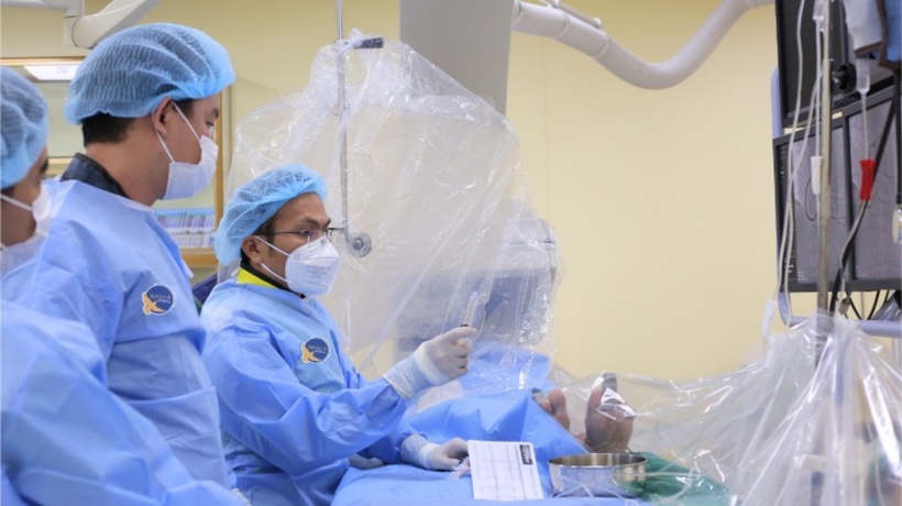 Ê kíp bác sĩ cấp cứu bệnh nhân. Ảnh: VietNamNet.