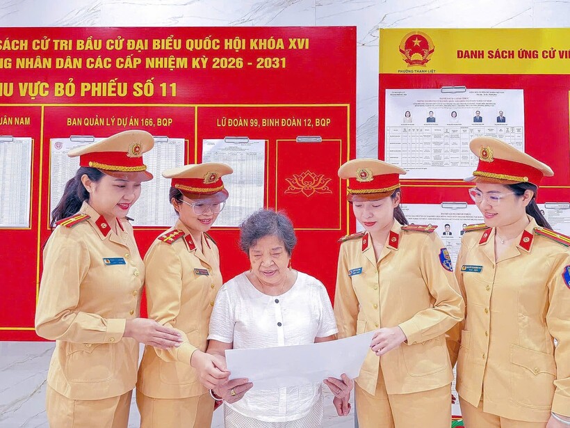 Hội phụ nữ Phòng CSGT hỗ trợ cử tri tại khu vực bỏ phiếu số 11 Phường Thanh Liệt.
