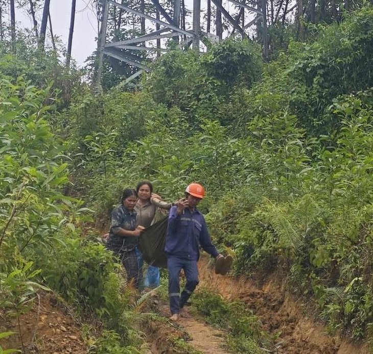 Hai nạn nhân được mọi người hỗ trợ đưa đi cấp cứu. (Ảnh: Công an Ba Tơ)