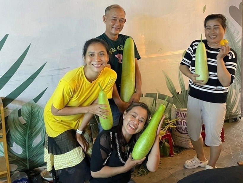 Vào mỗi tối thứ Sáu, nhóm của anh lại tổ chức gặp mặt để trao đổi cây giống và tặng rau trái cho bạn bè. Ban đầu, vợ anh lo lắng chồng sẽ vất vả, nhưng khi thấy khu vườn mang lại niềm vui và nguồn thực phẩm sạch dồi dào, chị đã hoàn toàn ủng hộ, giúp gia đình không còn phải mua rau ngoài chợ suốt nhiều năm qua.