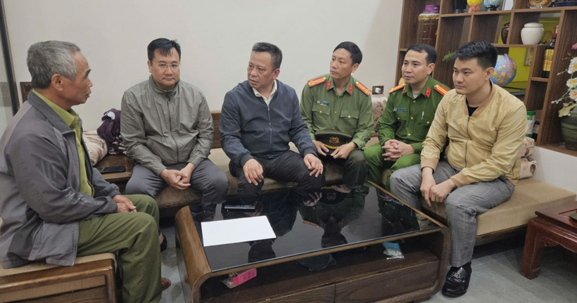 Thiếu tướng Trần Xuân Ánh, Giám đốc Công an tỉnh Hưng Yên thăm hỏi, động viên gia đình nạn nhân.