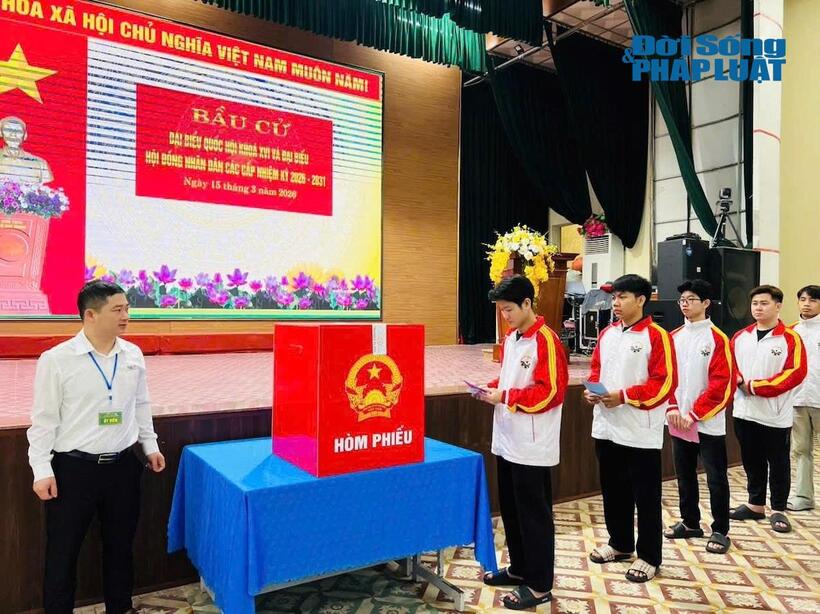 Sinh viên Trường Đại học Kỹ thuật Công nghiệp, Đại học Thái Nguyên (phường Tích Lương, tỉnh Thái Nguyên)&nbsp; phấn khởi thực hiện quyền bầu cử