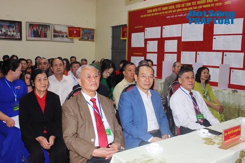 Đúng 6h30 ngày 15/3, tất cả các khu vực bỏ phiếu trên địa bàn phường Tích Lương đã đồng loạt tổ chức Lễ khai mạc và tiến hành bỏ phiếu theo đúng quy định của pháp luật