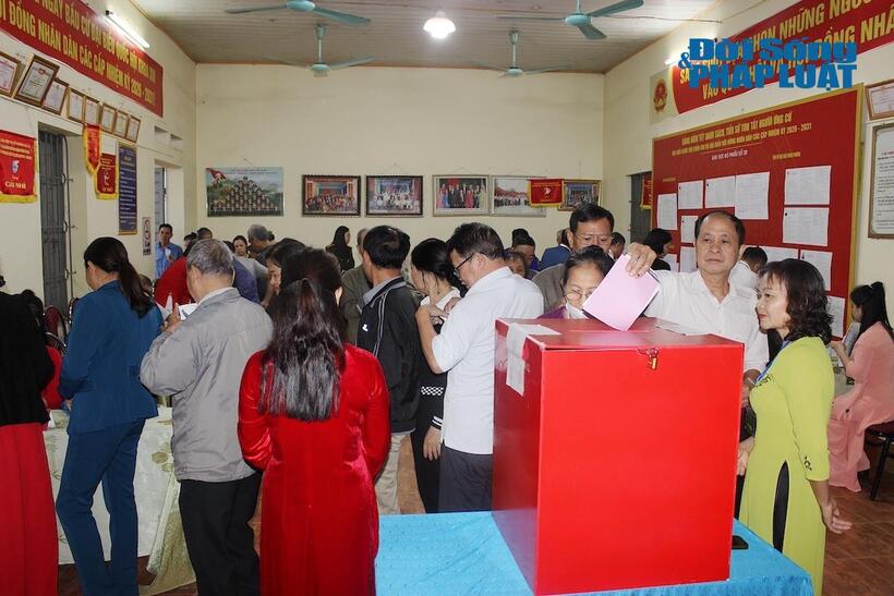 Đông đảo cử tri phường Tích Lương thực hiện quyền và nghĩa vụ công dân của mình tại các khu vực bỏ phiếu.