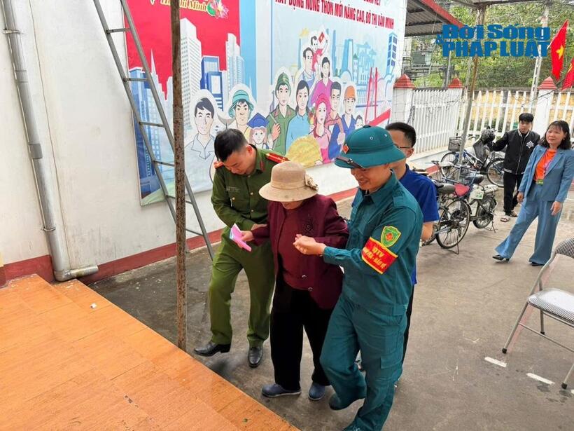 Cử tri cao tuổi được hỗ trợ chu đáo trong ngày bầu cử