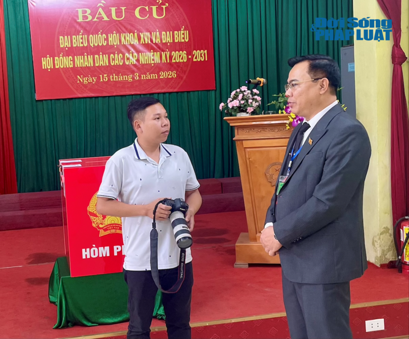 Phóng viên Đời sống & Pháp luật tác nghiệp một tại điểm bầu cử phường Tích Lương, tỉnh Thái Nguyên