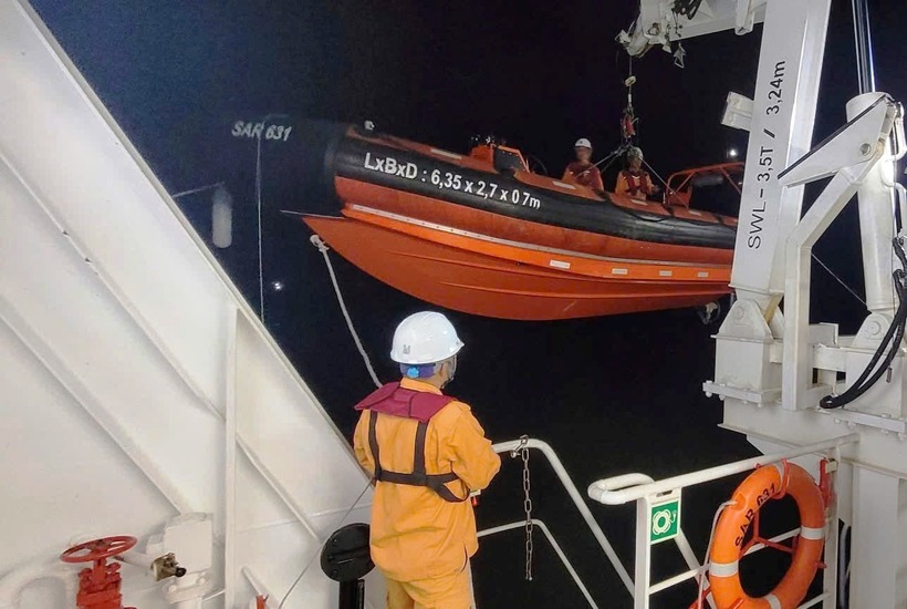 Tàu SAR 631 xuyên đêm đưa bệnh nhân từ đảo Cù Lao Chàm vào đất liền cấp cứu an toàn. (Ảnh: Thanh niên)