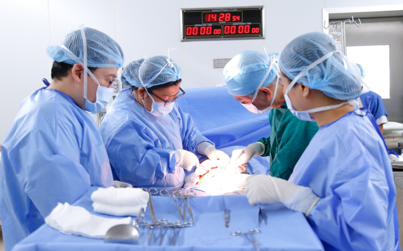 Ê kíp bác sĩ phẫu thuật mổ lấy thai từ sản phụ. Ảnh: Đại biểu Nhân dân.