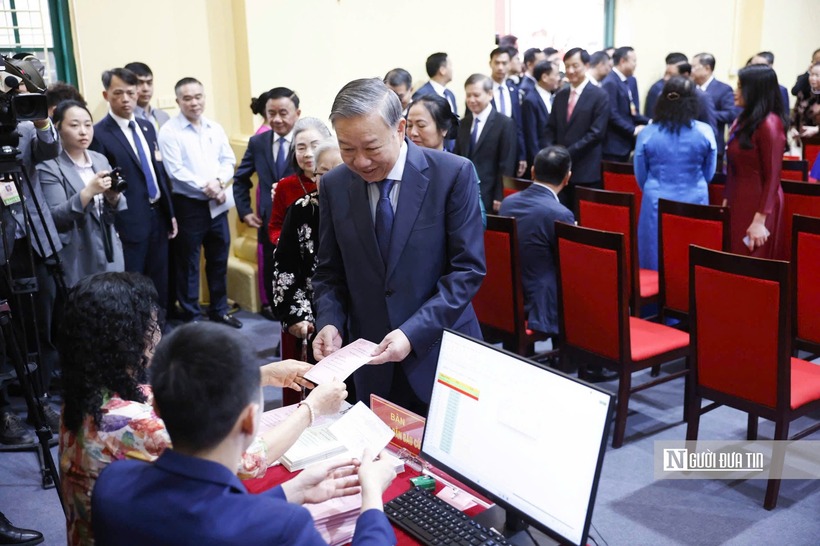 Tổng Bí thư Tô Lâm nhận phiếu bầu.