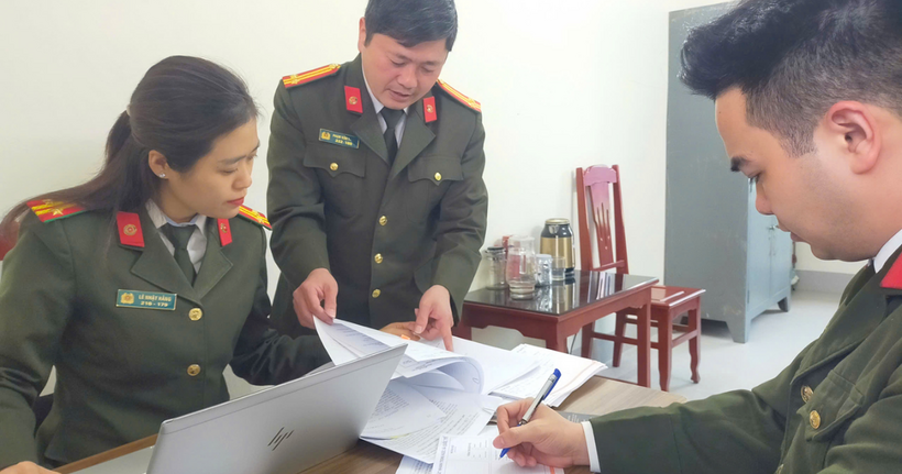 Cán bộ chiến sĩ tham gia chuyên án tập trung cao độ cho công tác điều tra, xác minh. (Ảnh: Công an Thanh Hóa)