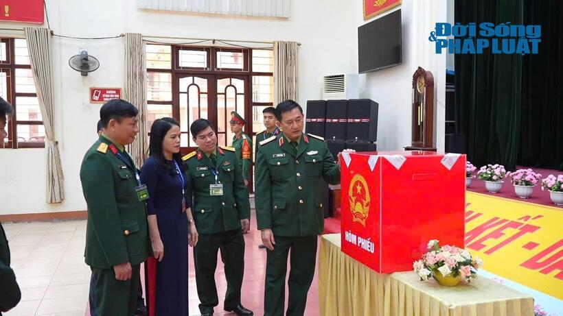 Sáng 15/3, đoàn công tác Quân khu 1 do Trung tướng La Công Phương, Ủy viên Trung ương Đảng, Bí thư Đảng ủy, Chính ủy Quân khu&nbsp; đã đến kiểm tra công tác bầu cử tại điểm bỏ phiếu thuộc Lữ đoàn 210, phường Tích Lương, tỉnh Thái Nguyên